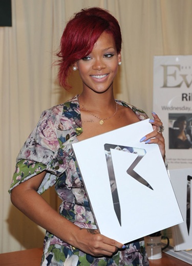 6 Artis Dunia yang Juga Berprofesi Sebagai Penulis dan Sukses - Rihanna